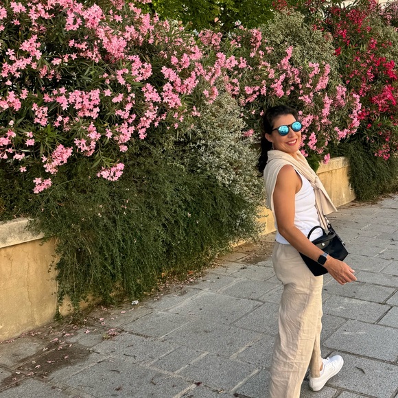 Meet your Posher, Cassandra - Picture 2 of 2